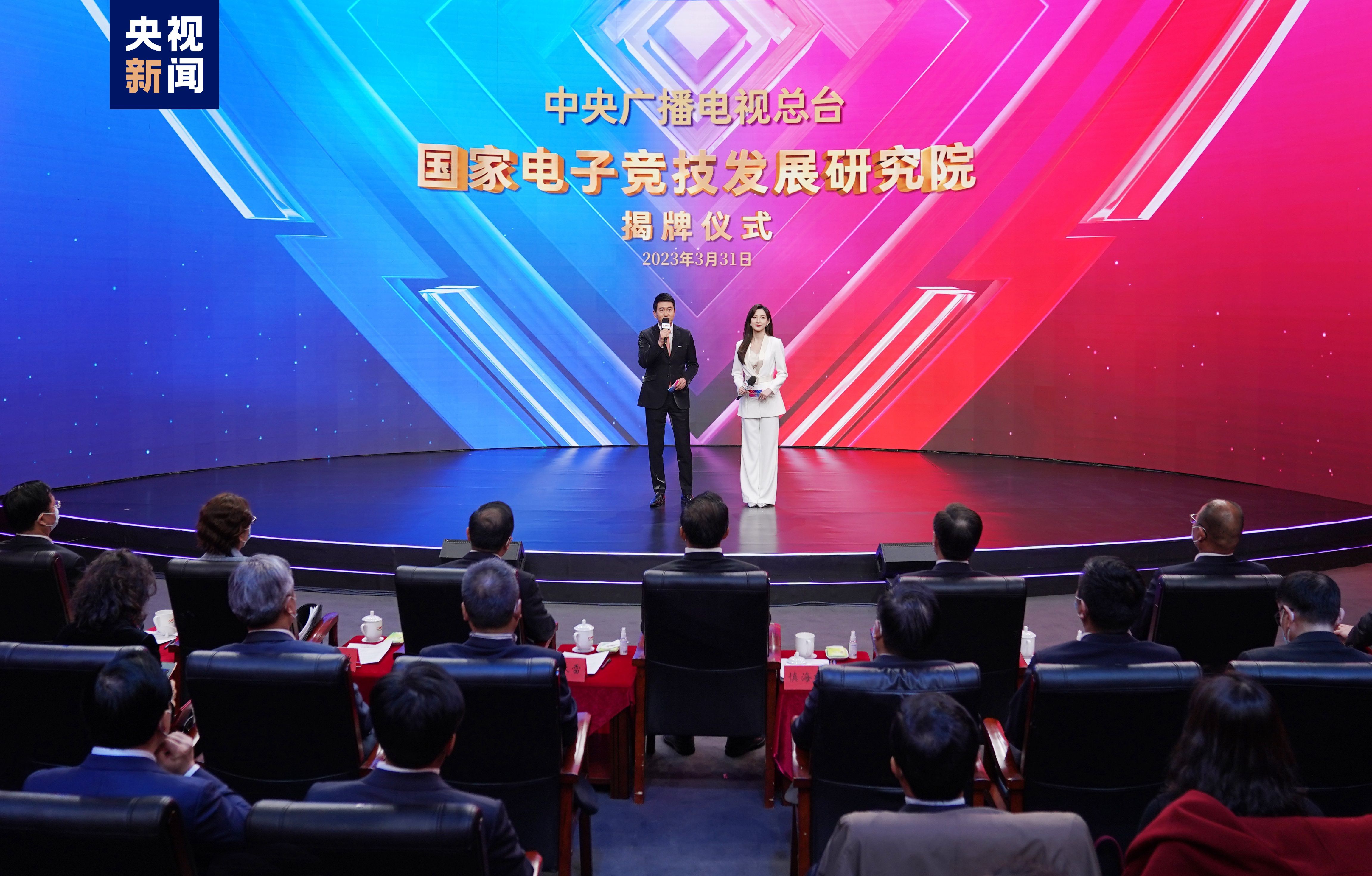 金年會：賺奶粉錢？謝娜挺孕肚拍廣告 穿寬松連衣裙孕味足